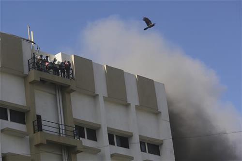 Požar u devetospratnici u Mumbaju Foto: AP Photo/Rafiq Maqbool