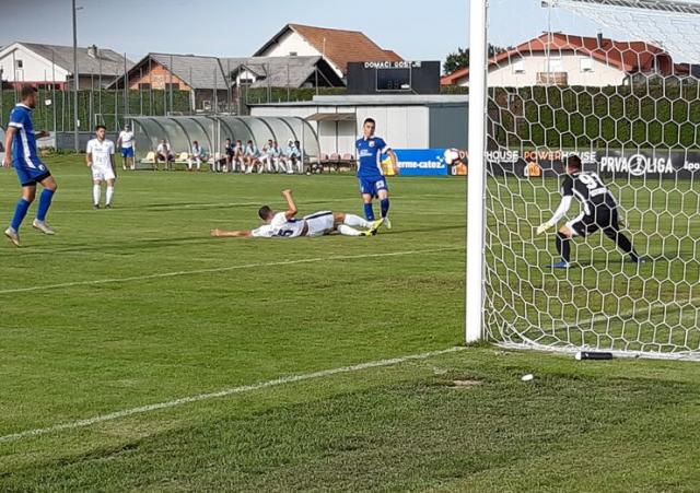 Ognjen Đuričin (plavi dres) postiže prvi gol za Novosađane foto: A. Predojević