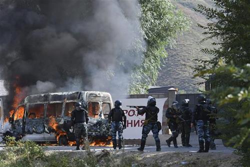  Uhapšene pristalice Atambajeva Foto: AP