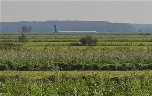  Avion prinudno sleteo u polje  Foto: Denis Voronin, Moscow News Agency via AP