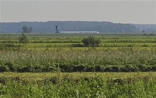  Avion prinudno sleteo u polje  Foto: Denis Voronin, Moscow News Agency via AP