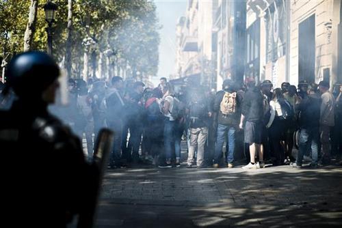 Policija suzavcem na "žute prsluke", Foto: AP Photo/Kamil Zihnioglu