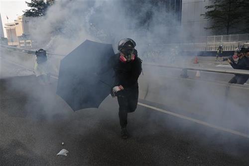 Suzavac na demonstrante u Hongkongu Foto: AP Photo/Vincent Thian