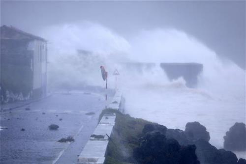 Uragan Lorenco stigao do Azorskih ostrva Foto: AP Photo/Joao Henriques