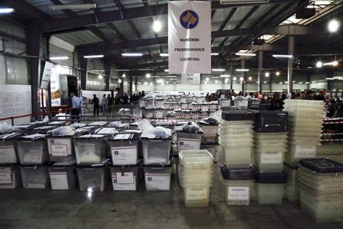 Izborni mataerijal  glasanja na KiM Foto: AP Photo/Visar Kryeziu