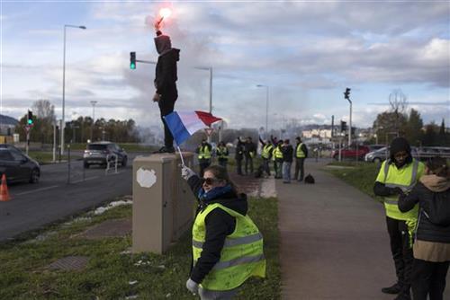 Protest Žutih prsluka u Parizu Foto:  AP Photo/Daniel Cole