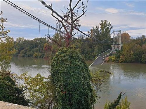 Srušio viseći most u Francuskoj Foto: Olivier Le Corre via AP