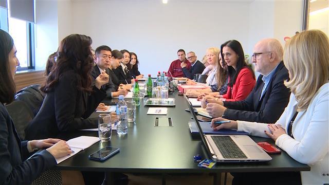 Kineska delegacija u Bejbi Fud Faktori u Dobanovcima Foto: Tanjug/video