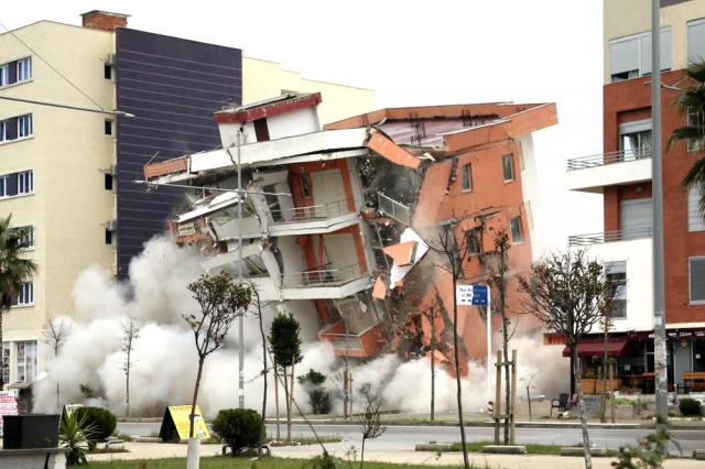 Kontrolisanom eksplozijom srušen hotel u Draču Foto: AP