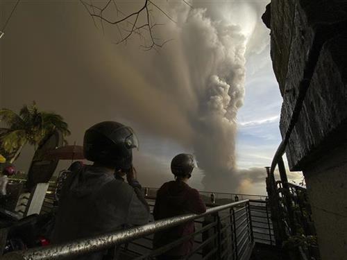 Aktivirao se mali vulkan na Filipinima Foto:AP Photo/Aaron Favila 