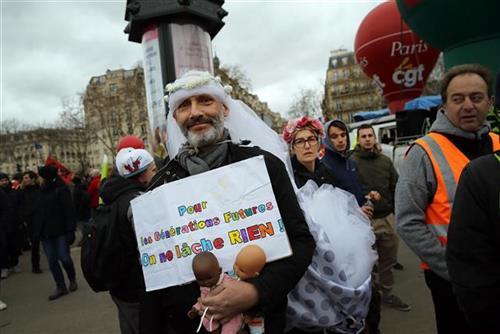 Protest zbog reforme penzionog sistema u Francuskoj Foto: AP Photo/Christophe Ena