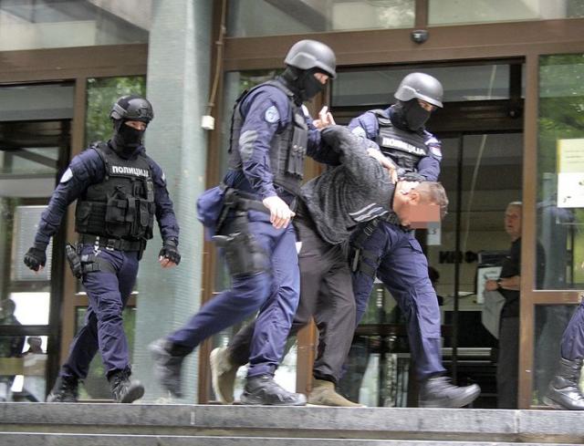 Policija odvodi osumnjičenog nakon saslušanja u sudu   Foto: Dnevnik.rs