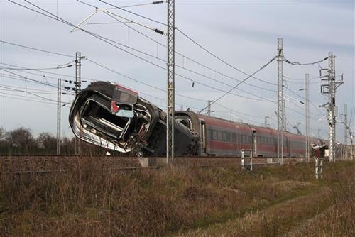 Voz izleteo iz šina u Italiji, dve osobe poginule Foto: AP Photo/Antonio Calanni