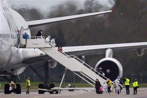 Poslednji avion za evakuaciju iz Vuhana sleteo u Britaniju Foto: Jacob King/PA via AP, Aaron Chown/PA via AP