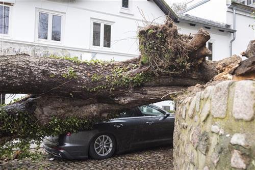  Najmanje pet žrtava oluje koja hara Evropom Foto: AP photo