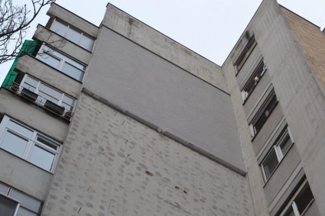  Sa zgrade otpala izolaciona fasada u Balzakovoj 15 Foto: S. Šušnjević