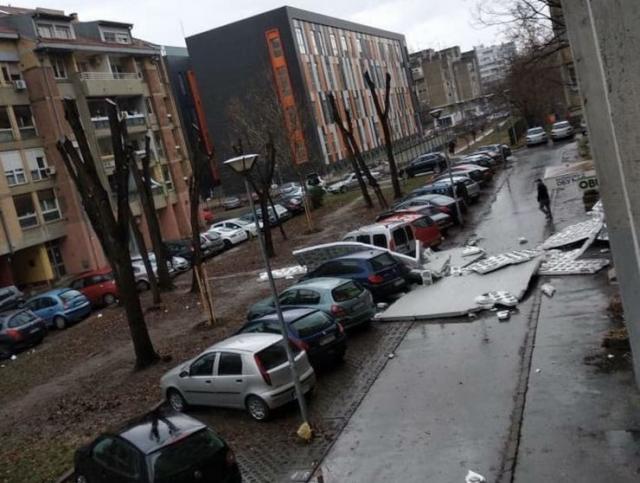 U Balzakovoj 15 pala fasada sa zgrade i oštetila automobile Foto: Dnevnik.rs