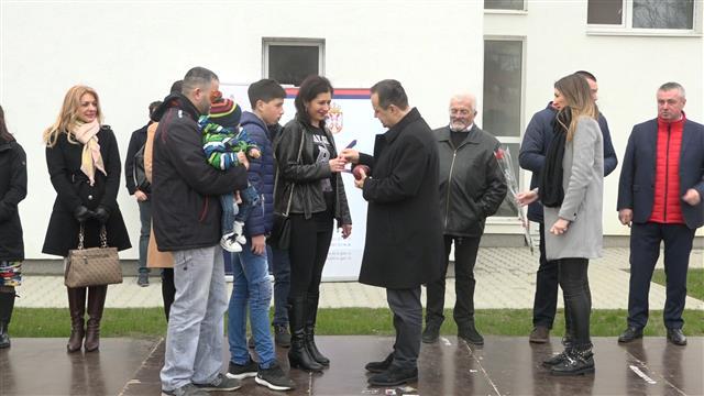Dačić uručio ključeve izbegličkim porodicama u Odžacima Foto: MSPS