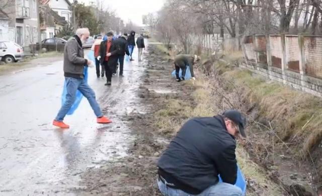  Vrščani su uz JKP „Drugi oktobar” pokupili svo smeće i bagerom pročistili kanal Foto: privatna arhiva