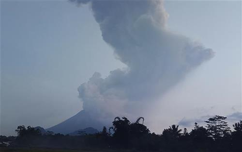 Erupcija vulkana na ostrvu Java Foto:  AP Photo/Slamet Riyadi