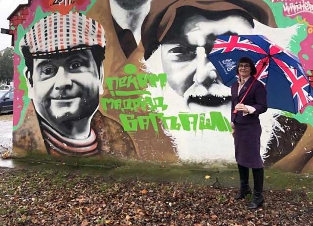 Ambasadorka Velike Britanije u Srbiji Šan Meklaud pored grafita Bojsija iz „Mućki“ na Bagljašu Foto: privatna arhiva
