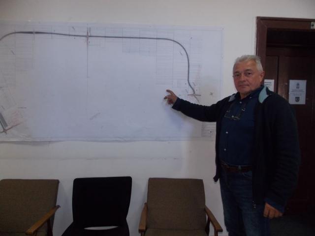 Inženjer Dragan Petrović objašnjava plan izgradnje kružnih raskrsnica foto: D. Savičin