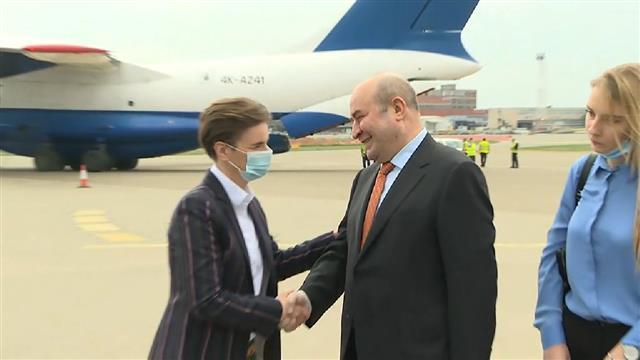 Avion su na aerodromu dočekali predsednica vlade Ana Brnabić i ambasador Azerbejdžana u Srbiji Eldar Hasanov Foto: Tanjug/video