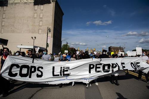 U Detroitu protestvovali zbog nasilne smrti Džordža Flojda u Mineapolisu Foto: Nicole Hester/Ann Arbor News via AP