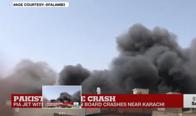 Avion pakistanske nacionalne kompanije srušio se neposredno pre sletanja na aerodrom u Karačiju  Foto: Youtube/printscreen