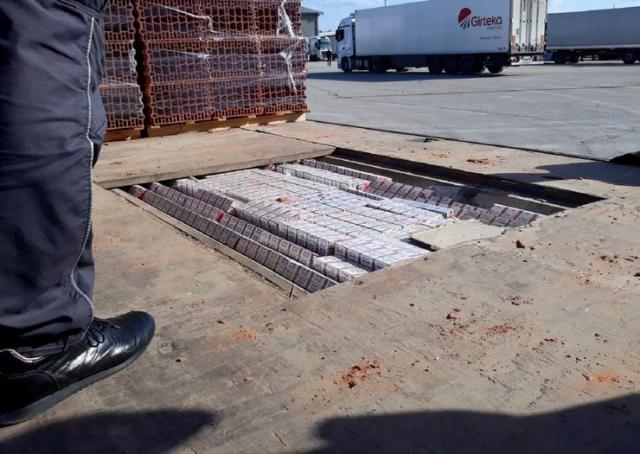 Preko 900 bokosova cigareta ispod građevinskih blokova  Foto: Uprava carina