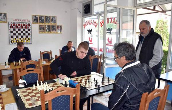 Шахисти у Новим Бановцима имају  добро опремљене клупске просторије