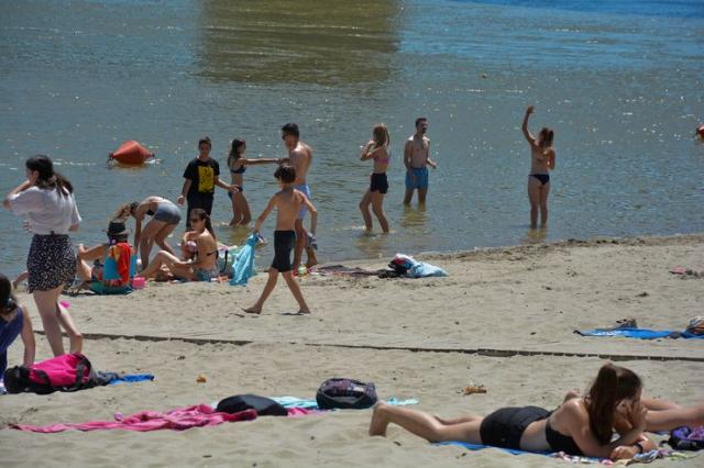 Veliki broj mladih na Štrand odlaze samo radi sunčanja Foto: V. Fifa
