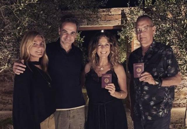 Kiriakos Micotakis i njegova supruga sa glumcem Tomom Henksom i njegovom suprugom Ritom Vilson Foto: Instagram 