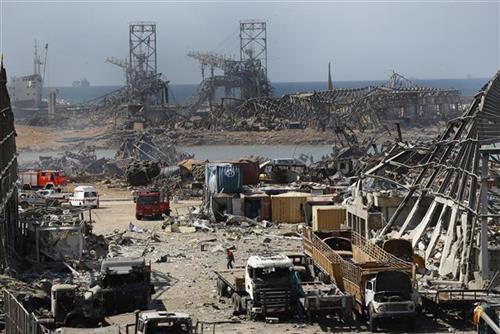 Razorena luka u Bejrutu Foto: AP Photo/Husein Malla