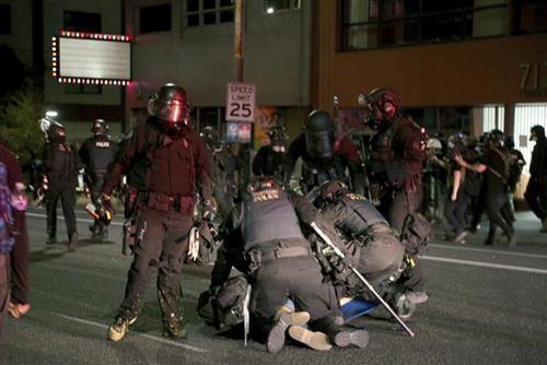 Neredi na protestima u Portlandu Foto: Beth Nakamura/The Oregonian via AP