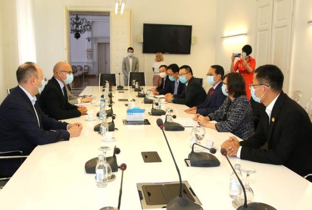 Sastanak gradonačelnika Novog Sada Miloš Vučević sa predstavnicima kineske kompanije „Shandong hi speed“  Foto: novisad.rs