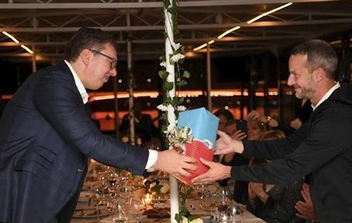 Vučić na večeri ugostio delegaciju SAD, razmenili poklone Foto: Тanjug/ instagram buducnostsrbijeav/bs