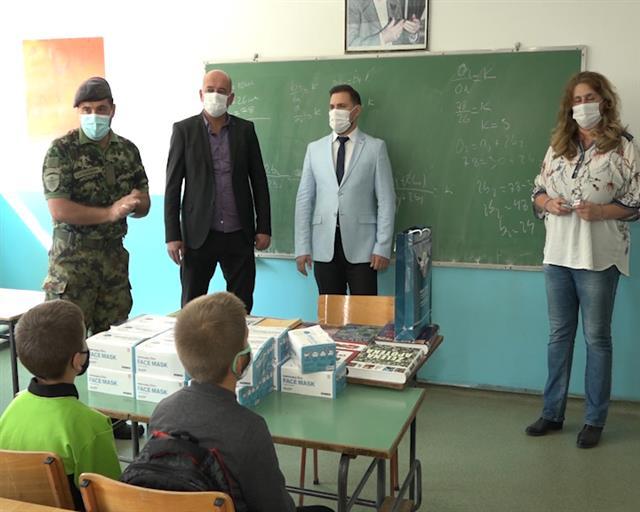 Vojska Srbije pomaže đacima u seoskim školama na Pešteru Foto: Tanjug/Saša Atanasijević