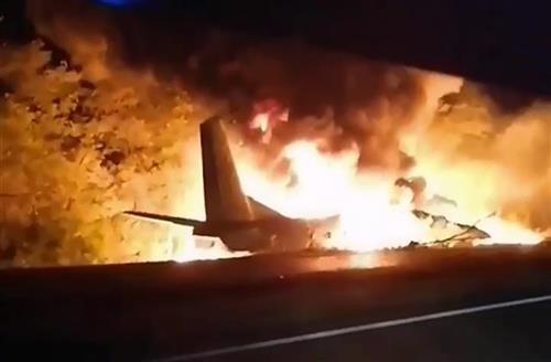 U nesreći ukrajinskog vojnog aviona poginule 22 osobe Foto:  Emergency Situation Ministry via AP