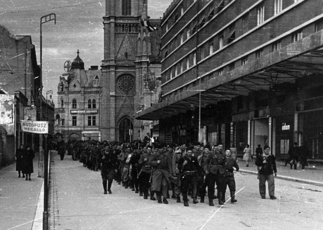  Kolona oslobodilaca ispred Tanurddžićeve palate  Foto: privatna arhiva