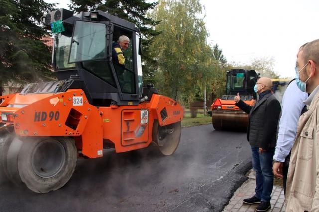 Gradonačelnik Novog Sada Miloš Vučević obišao je radove na popravci kolovozne konstrukcije i asfaltiranju ulica u Budisavi Foto: novisad.rs