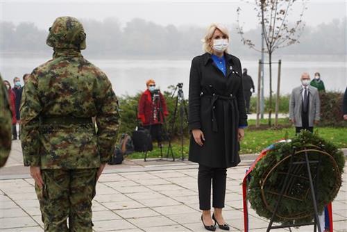 Darija Kisić Tepavčević na polaganju venaca na spomenik "Menora u plamenu“ Foto: Tanjug/video