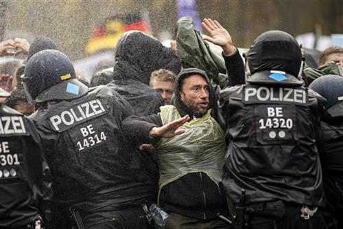 Sukobi u Berlinu Foto:Fabian Sommer/dpa via AP