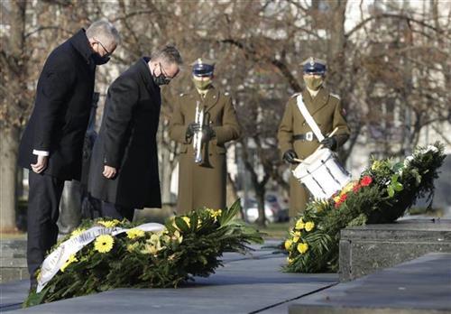 Pred spomenikom žrtvama nacizma u Varšavi Foto:  AP Photo/Czarek Sokolowski