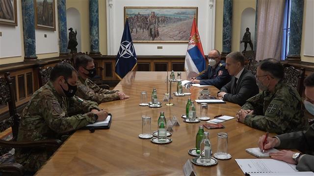 Ministar odbrane Nebojša Stefanović sa komandantom KFOR-a general-majorem Frankom Federićijem Foto: Tanjug/video