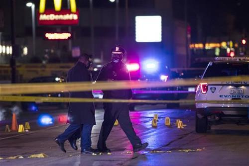 Muškarac pucao po gradu Čikagu Foto:Ashlee Rezin Garcia/Chicago Sun-Times via AP