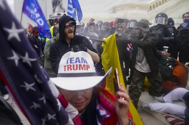 Pristalice Donalda Trampa na Kapitol hilu Foto: AP/John Minchillo