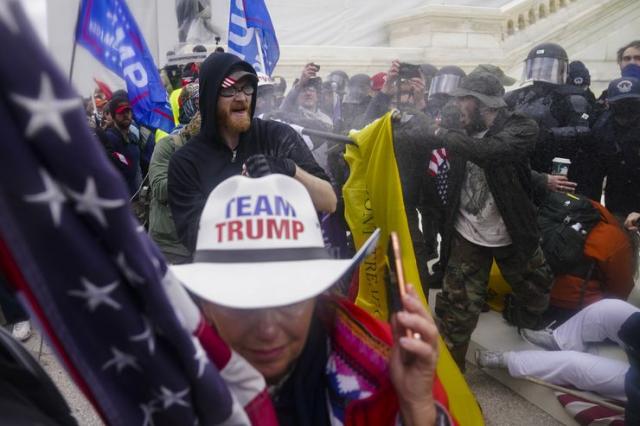 Pristalice Donalda Trampa na Kapitol hilu Foto: AP/John Minchillo