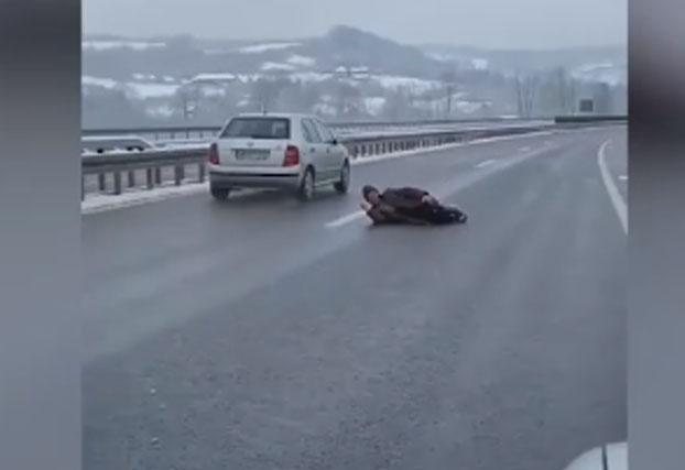  Ležao na auto-putu ,vozila jurila, policija Čačka ga zbrinula Foto:Twitter/@bivseznacke