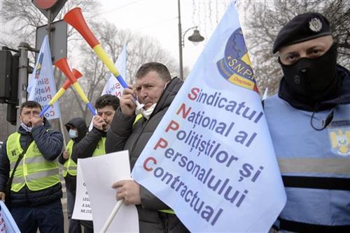 Protest policajaca zbog mogućeg zamrzavanja plata Foto: AP Photo/Alexandru Dobre